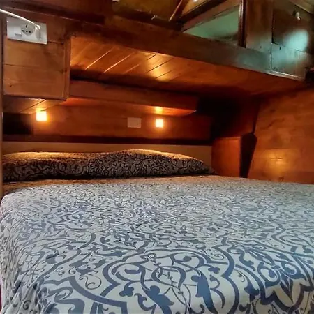 Úszó hotel Yachtgalow *