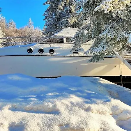 Yachtgalow Úszó hotel